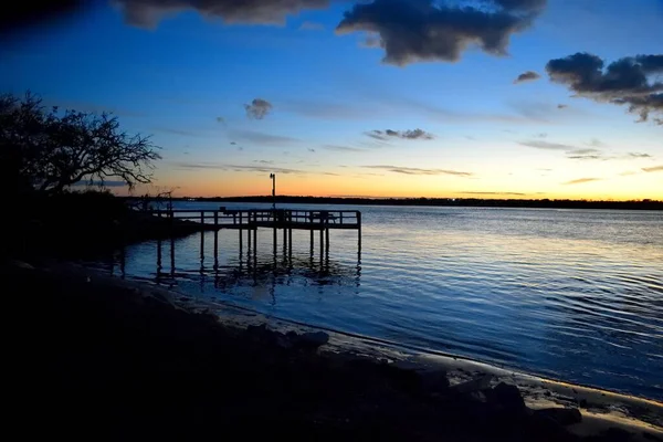Ψάρεμα Προβλήτα Στο Ηλιοβασίλεμα Στον Ποταμό Augustine Φλόριντα — Φωτογραφία Αρχείου