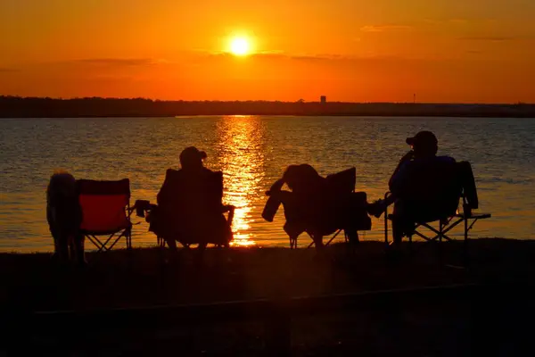 Siluet Orang Mengamati Matahari Terbenam Atas Sungai Augustine Florida — Stok Foto