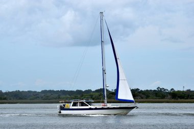 Lüks yelkenli St. Augustine, Florida 'da nehir boyunca ilerliyor..