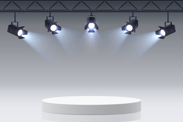 Пустой круглый подиум, освещенный прожекторами. Стадионные прожекторы направлены на платформу. Белый пьедестал для церемонии награждения или презентации продукта. Векторная иллюстрация.