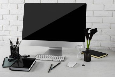 Bilgisayar ile şık işyeri