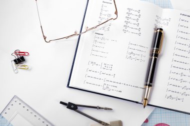 Okul malzemeleri ve ders kitabı 