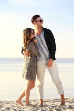 Nehir üzerinde genç Çift