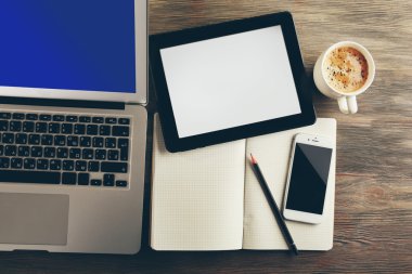 Tablo üzerinde modern dizüstü bilgisayar