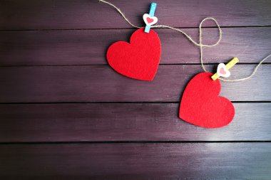 Kırmızı kalpler keçe 