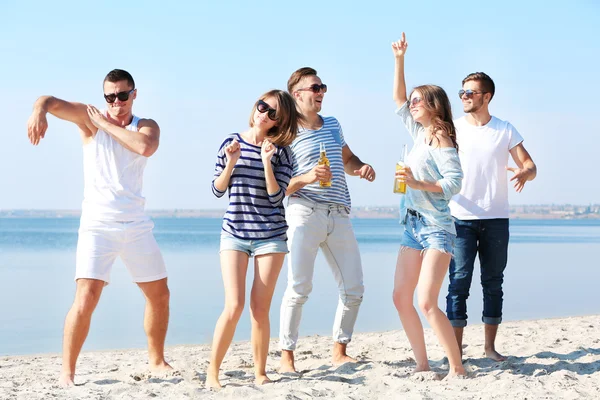 Jongeren met bier — Stockfoto