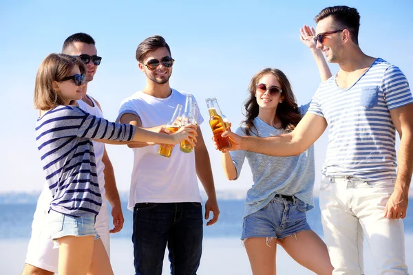 Jovens com cerveja — Fotografia de Stock