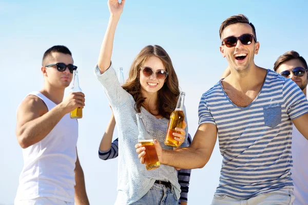 Young people with beer — Stock Photo, Image