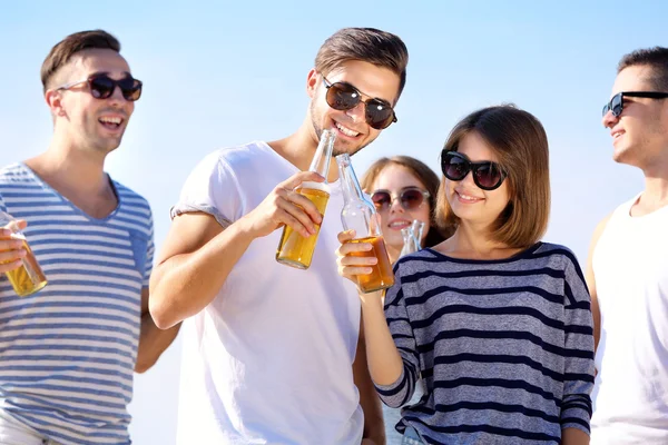 Jeunes avec de la bière — Photo