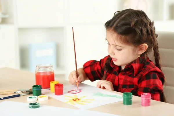 Cute little girl painting picture — Stock Photo, Image