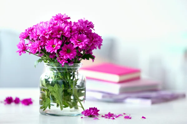 Schöne Blumen in der Vase — Stockfoto