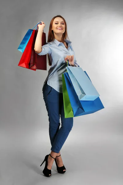 Mulher com pacotes de compras — Fotografia de Stock