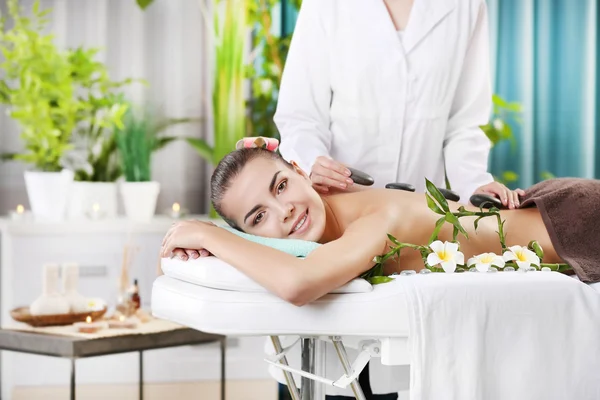 Massage mit heißen Steinen — Stockfoto