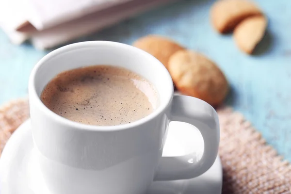 Tazza di caffè su colore — Foto Stock