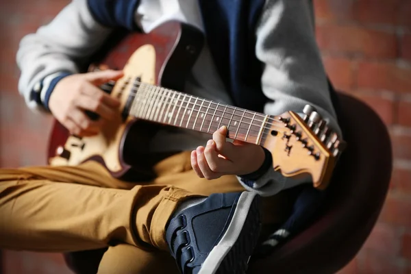 Liten pojke spelar gitarr — Stockfoto