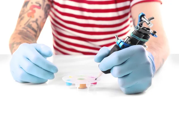 Tattoo master werken in medische handschoenen — Stockfoto