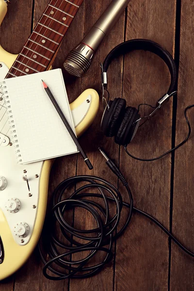 Guitarra elétrica com fones de ouvido — Fotografia de Stock