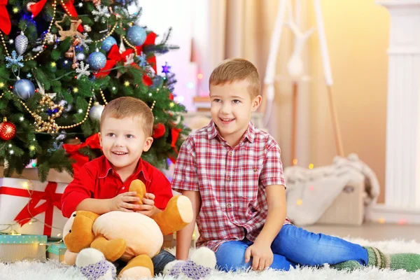 Twee schattige kleine broers op Kerstmis — Stockfoto