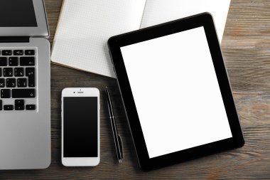 Tablo üzerinde modern dizüstü bilgisayar