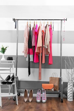 Bayan Giyim Askıları üzerinde 