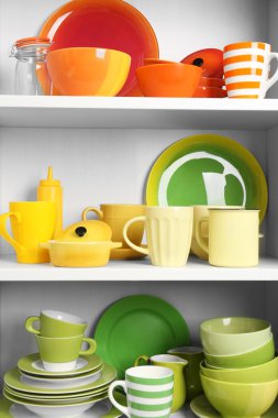 Mutfakta raflarda sofra