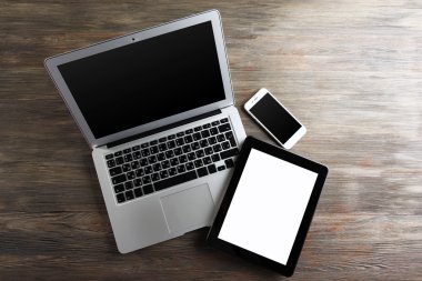 Bir açık gümüş laptop, cep telefonu ve tablet 