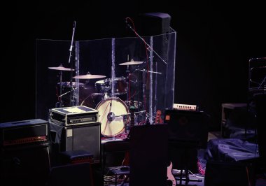 Müzik aletleri ile sahne