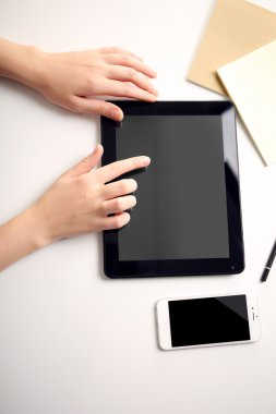 Tablet kullanarak eller
