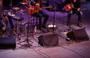 Müzik grubu aletleri Sahne Alanı'nda oynamak