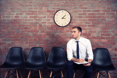 bir sandalyede oturan genç işadamı 