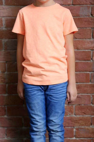 Mały chłopiec w t shirt — Zdjęcie stockowe