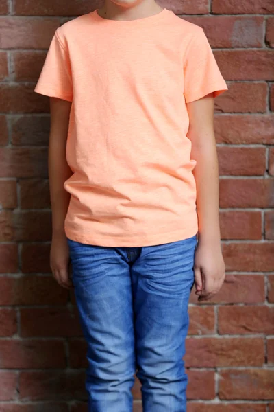 Kleine jongen in t shirt — Stockfoto