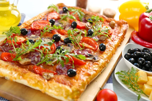 Rektangel läcker pizza och grönsaker — Stockfoto
