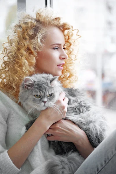 Frau und Katze im Zimmer — Stockfoto