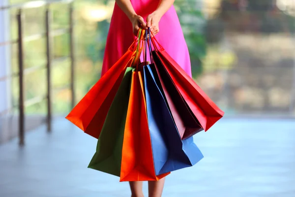 Kobieta z zakupy pakietów — Zdjęcie stockowe