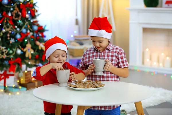 Twee schattige kleine broers op Kerstmis — Stockfoto