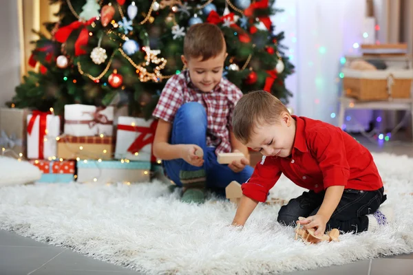 Twee schattige kleine broers op Kerstmis — Stockfoto