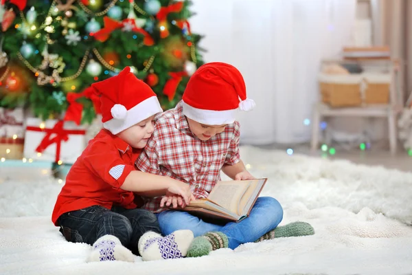 Dos hermanos pequeños lindos en Navidad —  Fotos de Stock