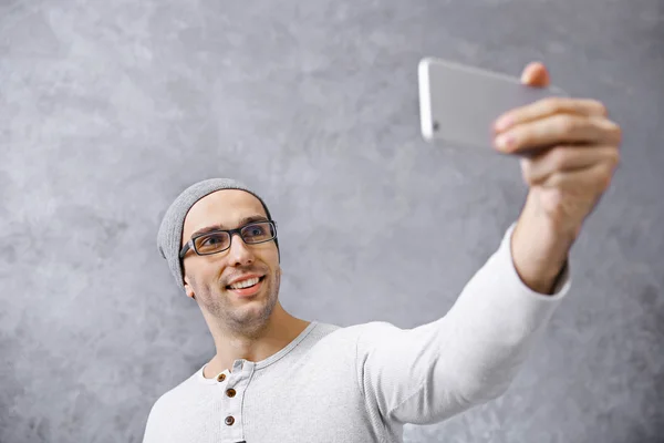 Menino Chapéu Tirando Foto Dele Mesmo Com Telefone Inteligente Fundo — Fotografia de Stock