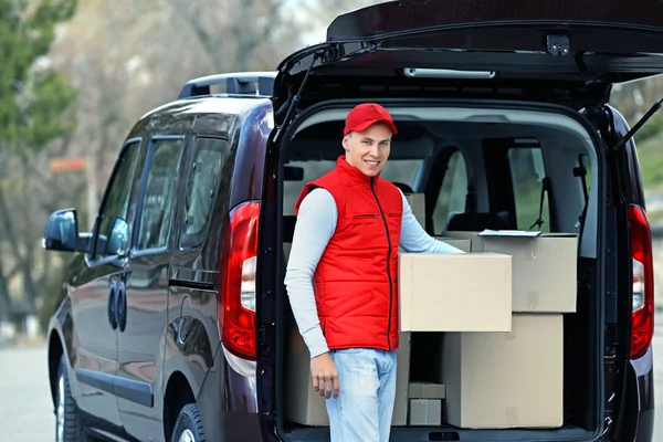 Junger hübscher Lieferant — Stockfoto