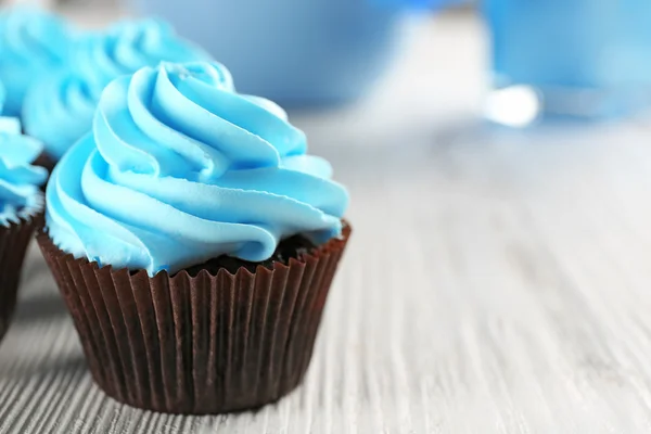 Cupcakes na mesa de madeira — Fotografia de Stock