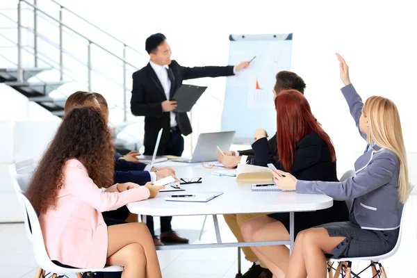 Maken van de presentatie aan boord in kantoor — Stockfoto