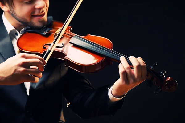 Muzikant speelt viool op zwarte achtergrond, close-up — Stockfoto