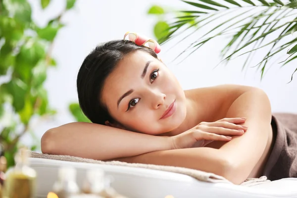 Woman relaxing at beauty spa — Stock Photo, Image