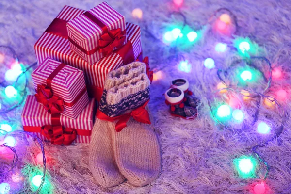 Weihnachtsgeschenkboxen und Lichter — Stockfoto