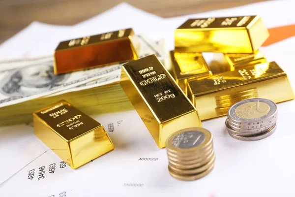 Barras de ouro com moedas de euro — Fotografia de Stock