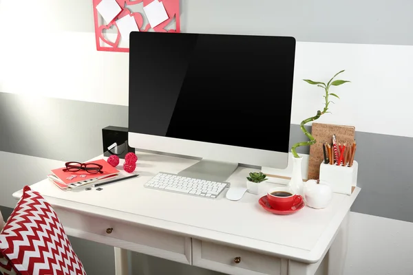 Lugar de trabajo moderno con ordenador — Foto de Stock