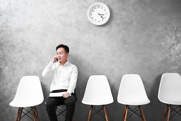 Asiático hombre de negocios sentado en silla — Foto de Stock