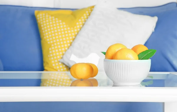 Bol avec mandarines fraîches sur la table — Photo