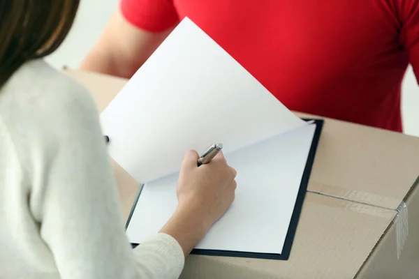 Vrouw ondertekening ontvangst — Stockfoto